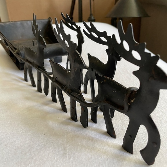 RUSTIC BLACK METAL SLEIGH PULLED BY 5 REINDEER, SPIKE PILLAR CANDLE HOLDER - Picture 5 of 9